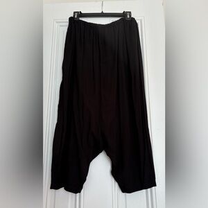 Moyuru black drop crotch harem capri pants